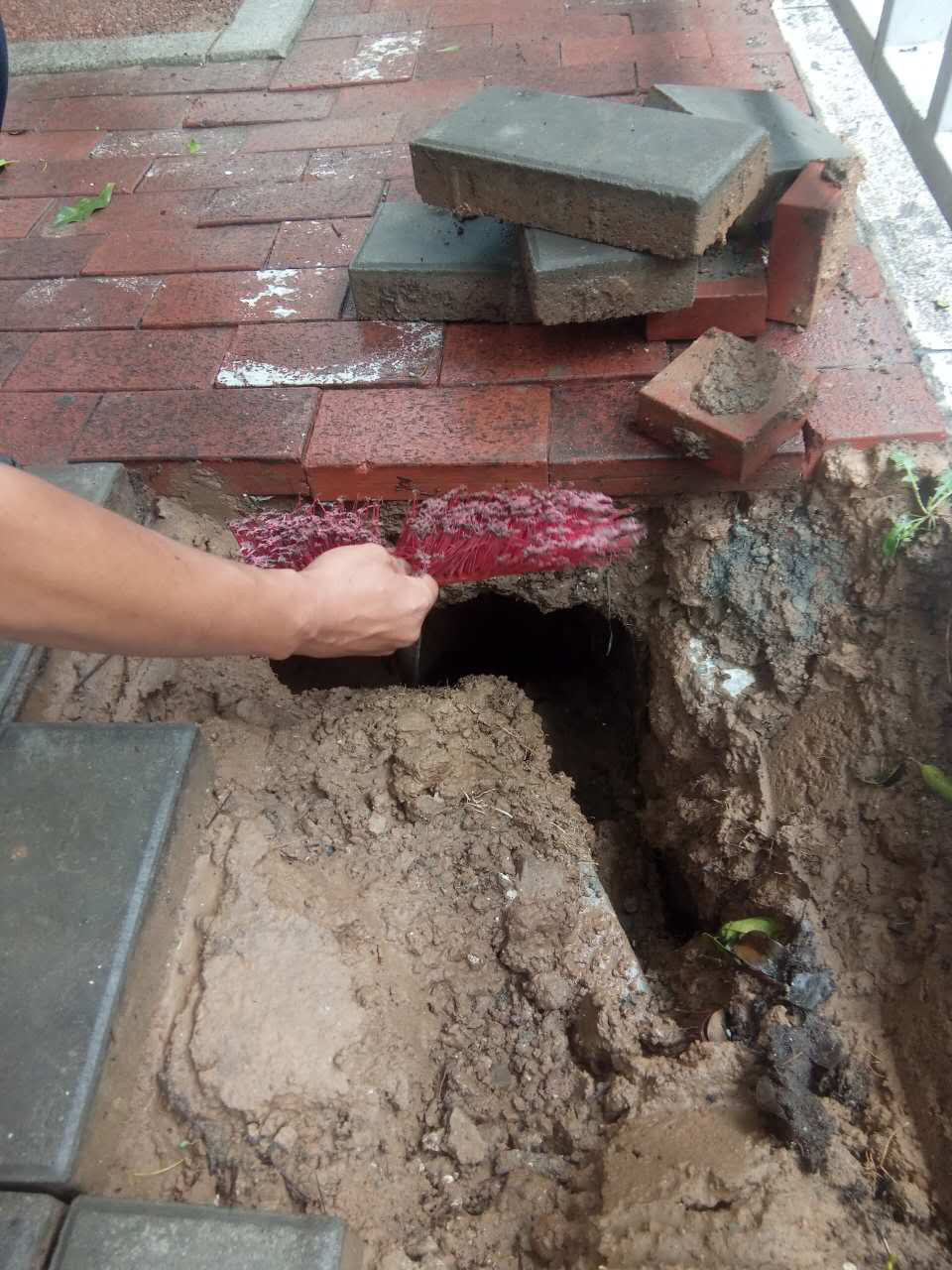 人行道|大雨过后，人行道上留下深洞