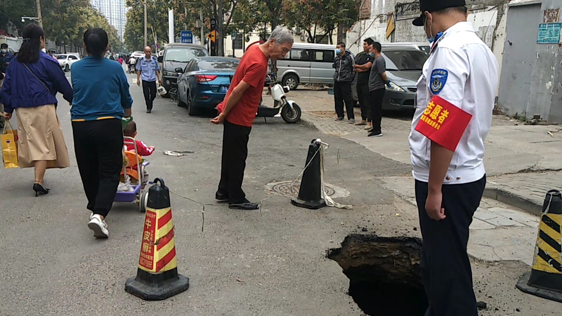 |路面惊现塌洞，许多行人险些被“咬”