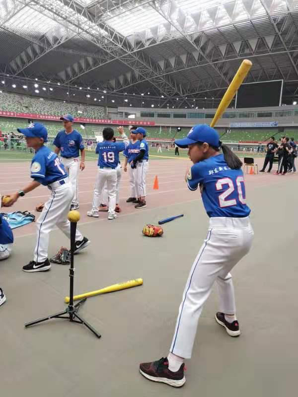 郑东新区康平小学棒垒球队诠释体育精神成就心中梦想
