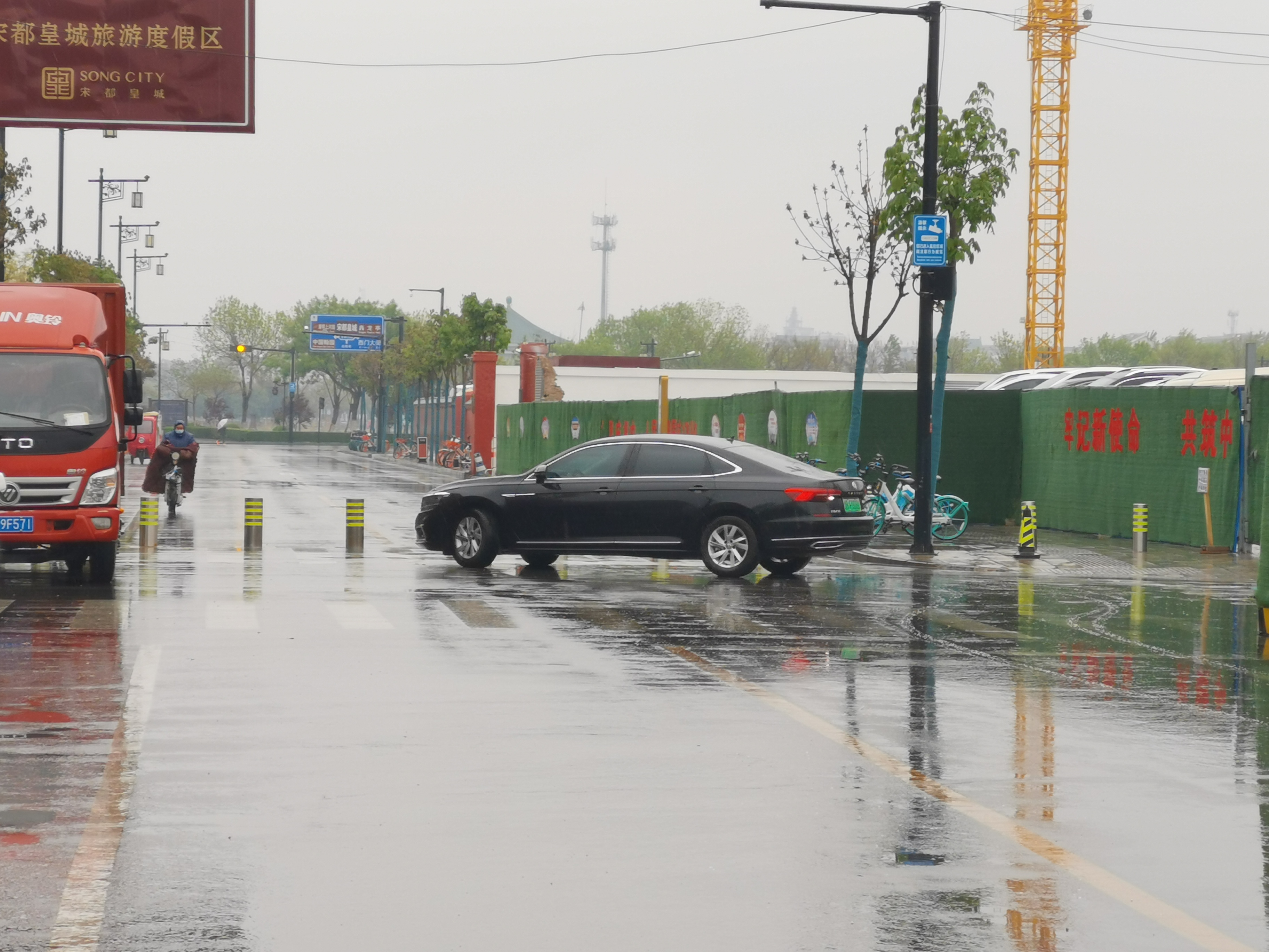 急救■关键时刻，120竟无法开入！开封宋都皇城度假区的“隔离桩”险些变成“夺命桩”