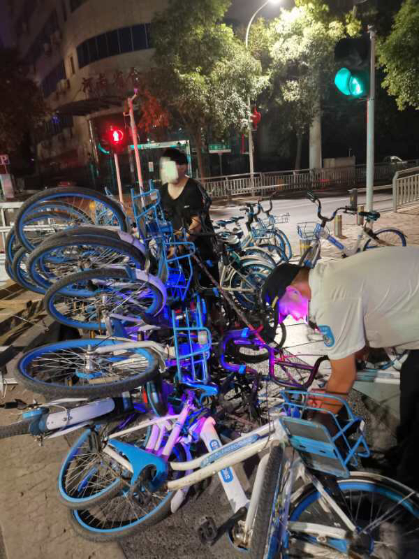 单车|好险！小伙骑着平板加长三轮运送共享单车，拐弯太急翻车被“埋”