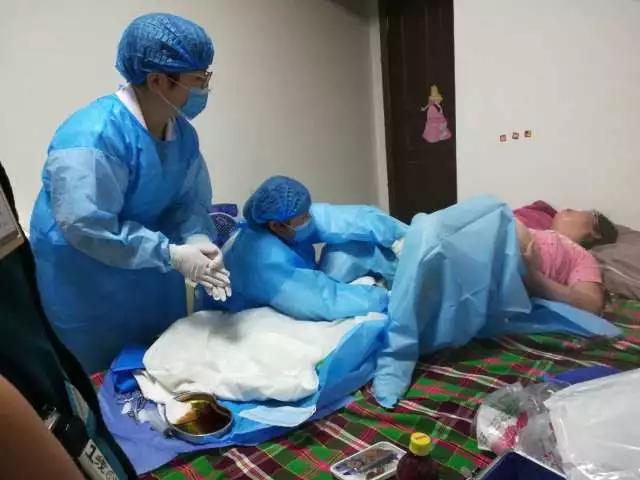 孕妇凌晨家中生娃郑州医生跪地为其接生
