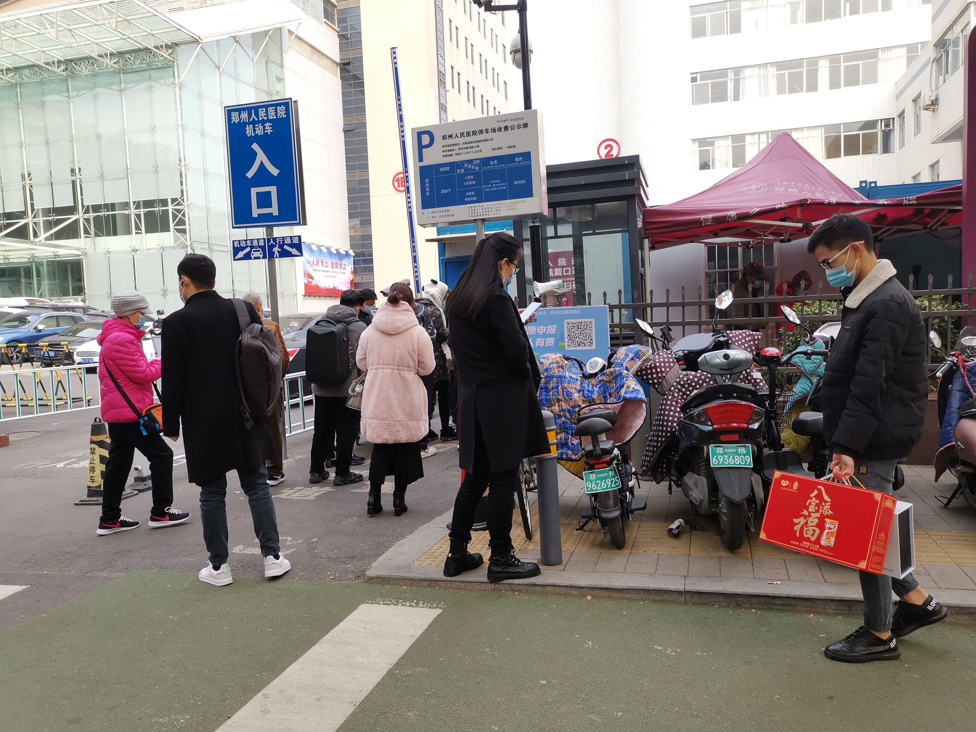 郑州人民医院防疫“面子活儿”？ 前门把得严，后门“没人管”?