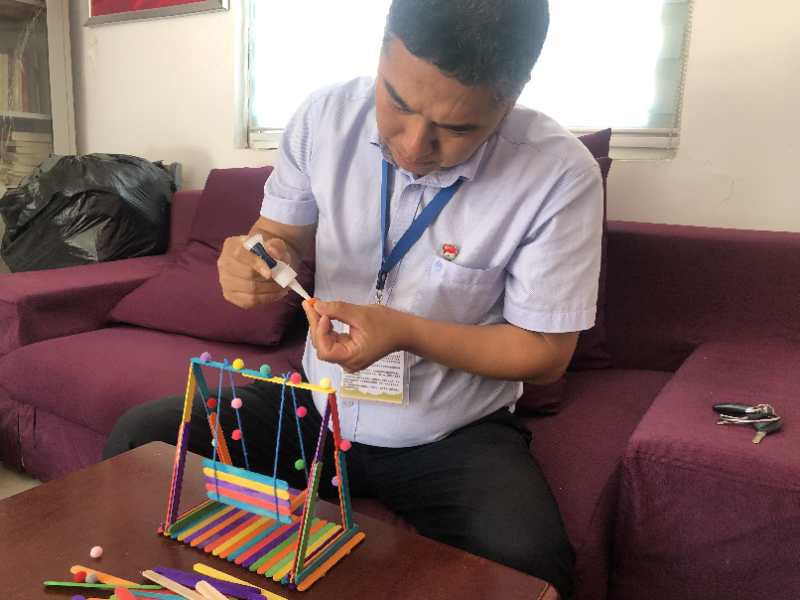 手工艺|雪糕棍和饮料瓶还能制成精美手工艺品? 这个车长手真巧