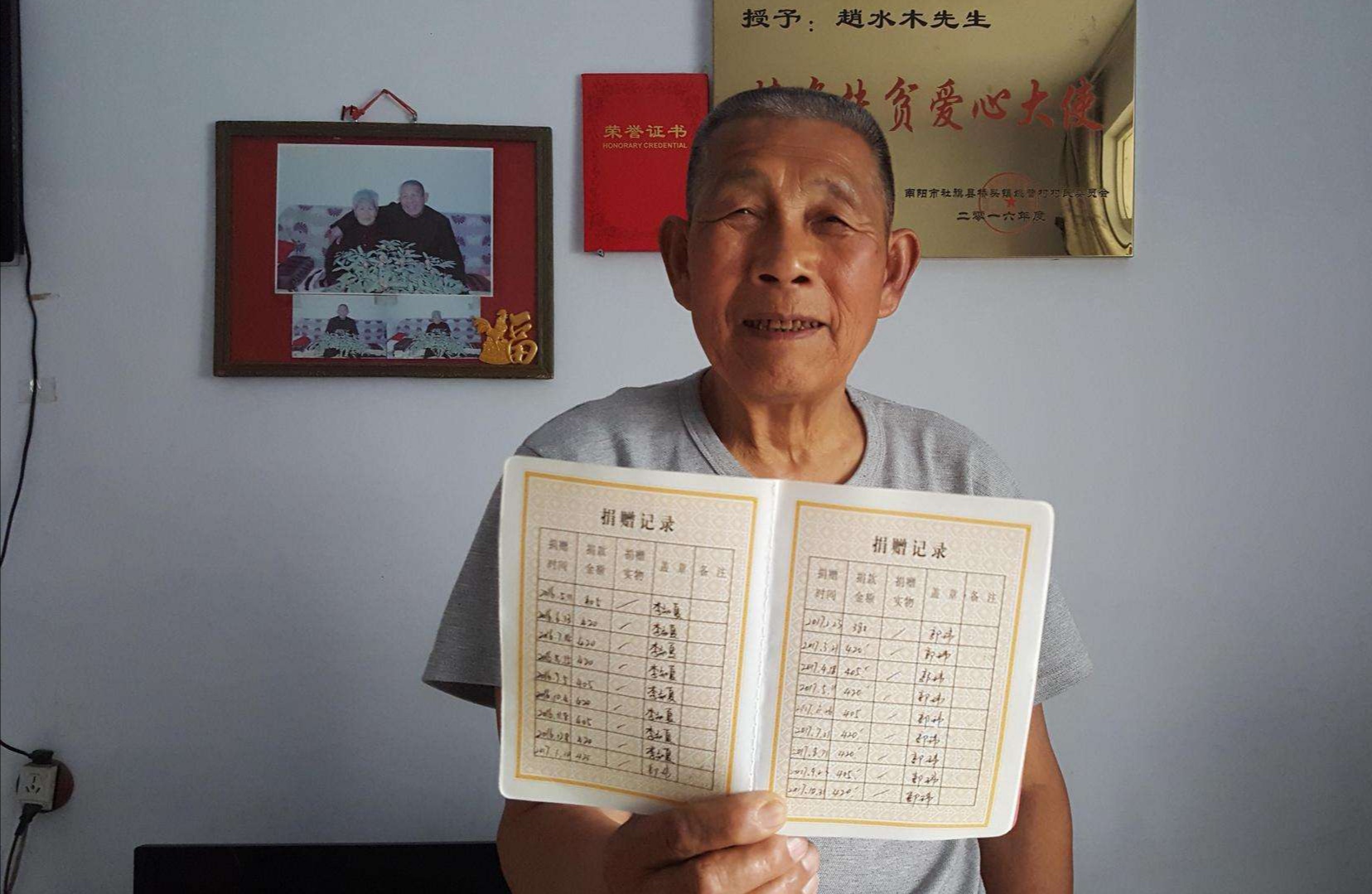 『社会万象』84岁老人捐赠380提牛奶致敬抗疫英雄 背后故事令人肃然起敬