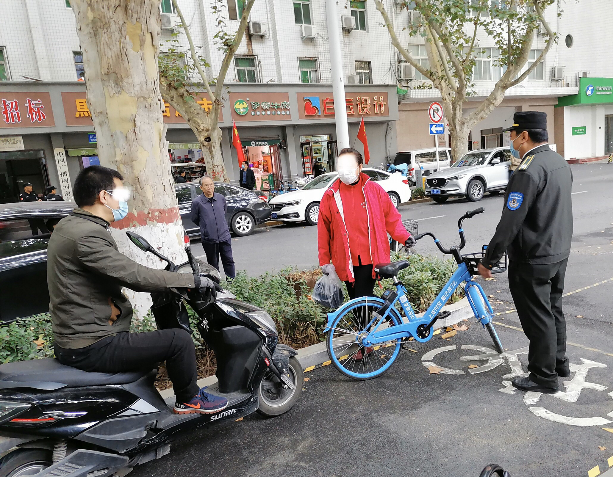 |电动车撞上共享单车，俩骑车人却为鞋子的事争吵，咋回事？