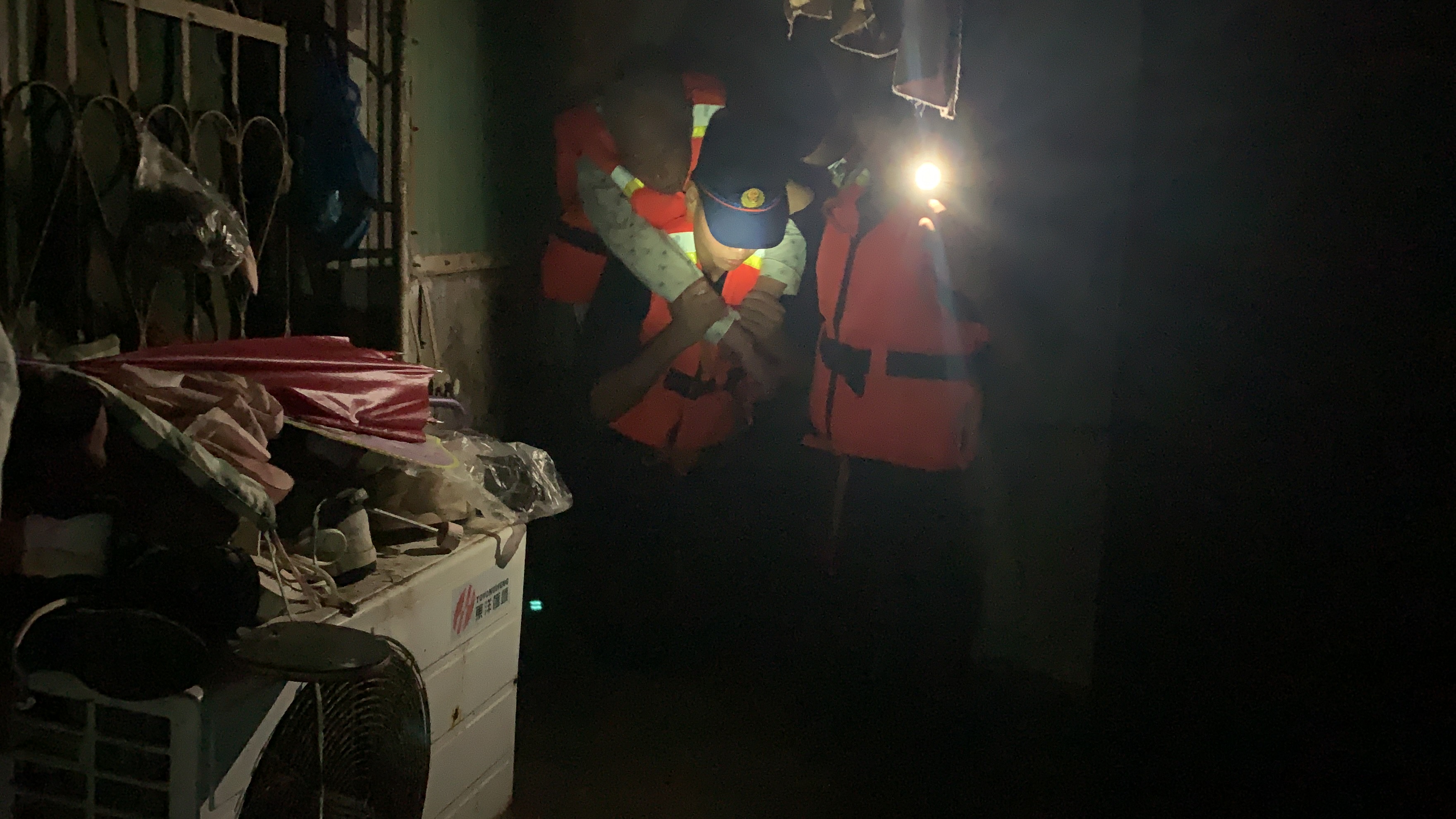 通许|暴雨内涝致七旬老人被困，通许消防连夜开展救援！