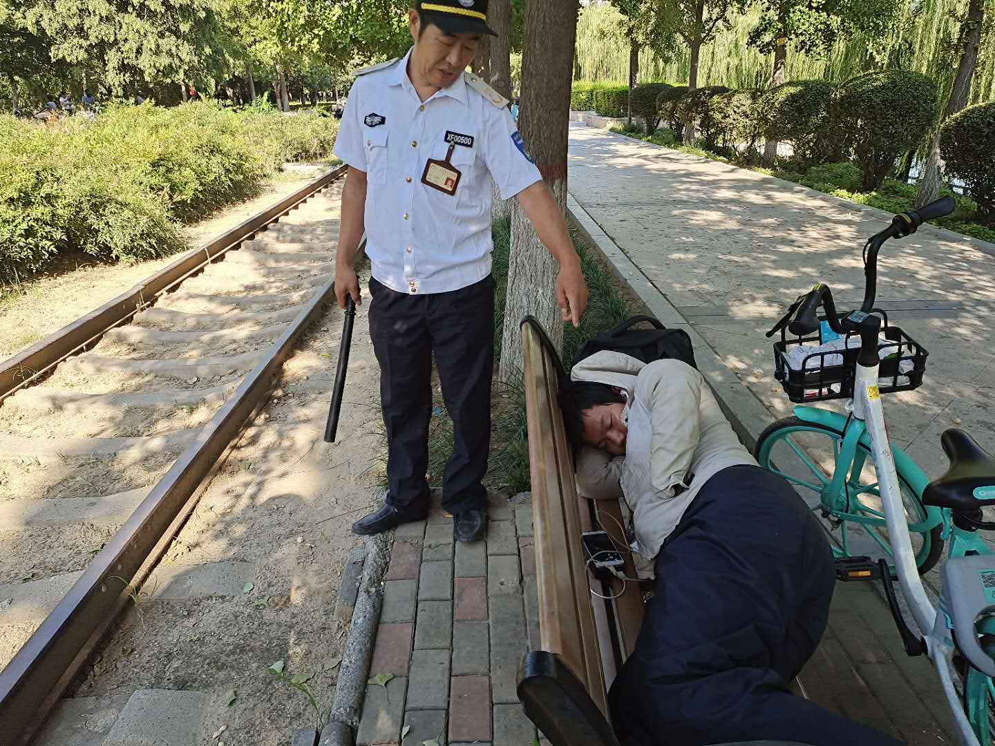 社会万象|心疼！忙了一夜又累又困，小伙还没到家就在街头睡着了