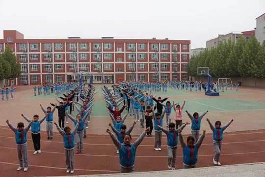 中牟县城东路小学开展阳光大课间展示运动与健康风采