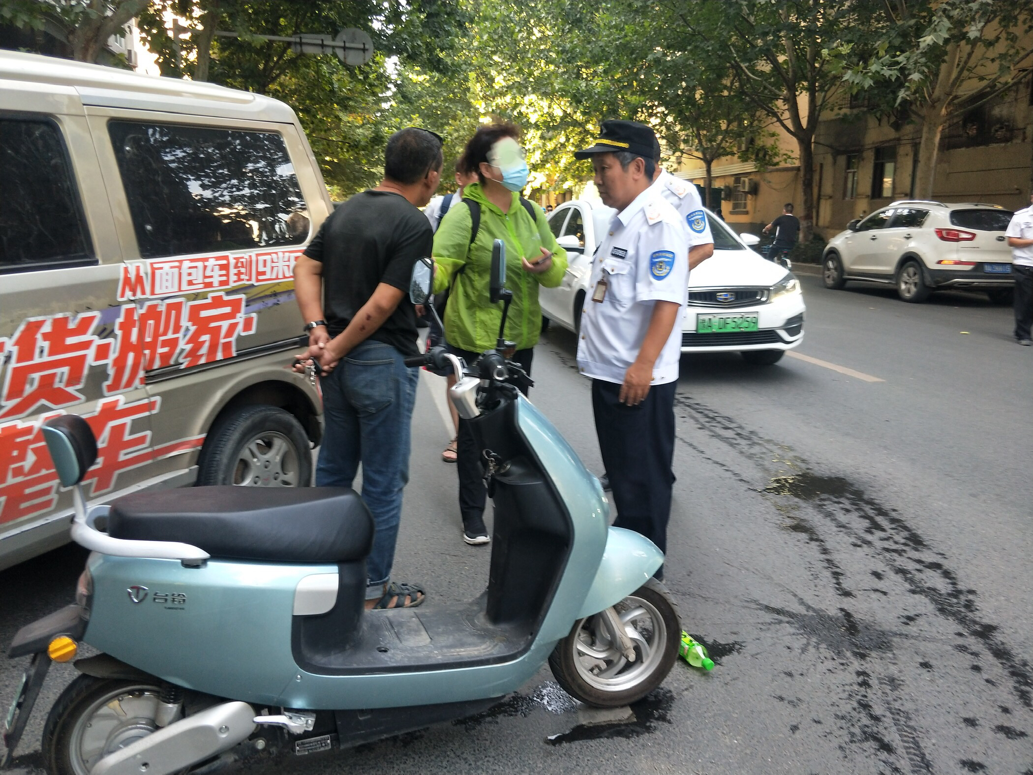 面包车|两辆电动车相撞受损，停在路边的面包车“买单”，咋回事?