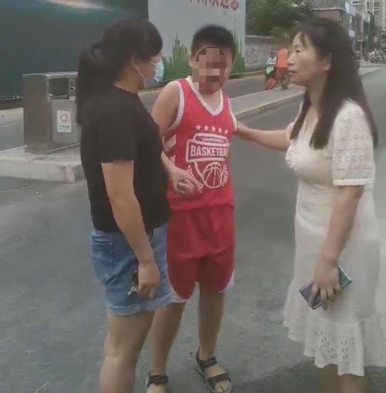 |郑州一公交调度室一下午“捡”到俩娃? 车长呼吁看好自家娃