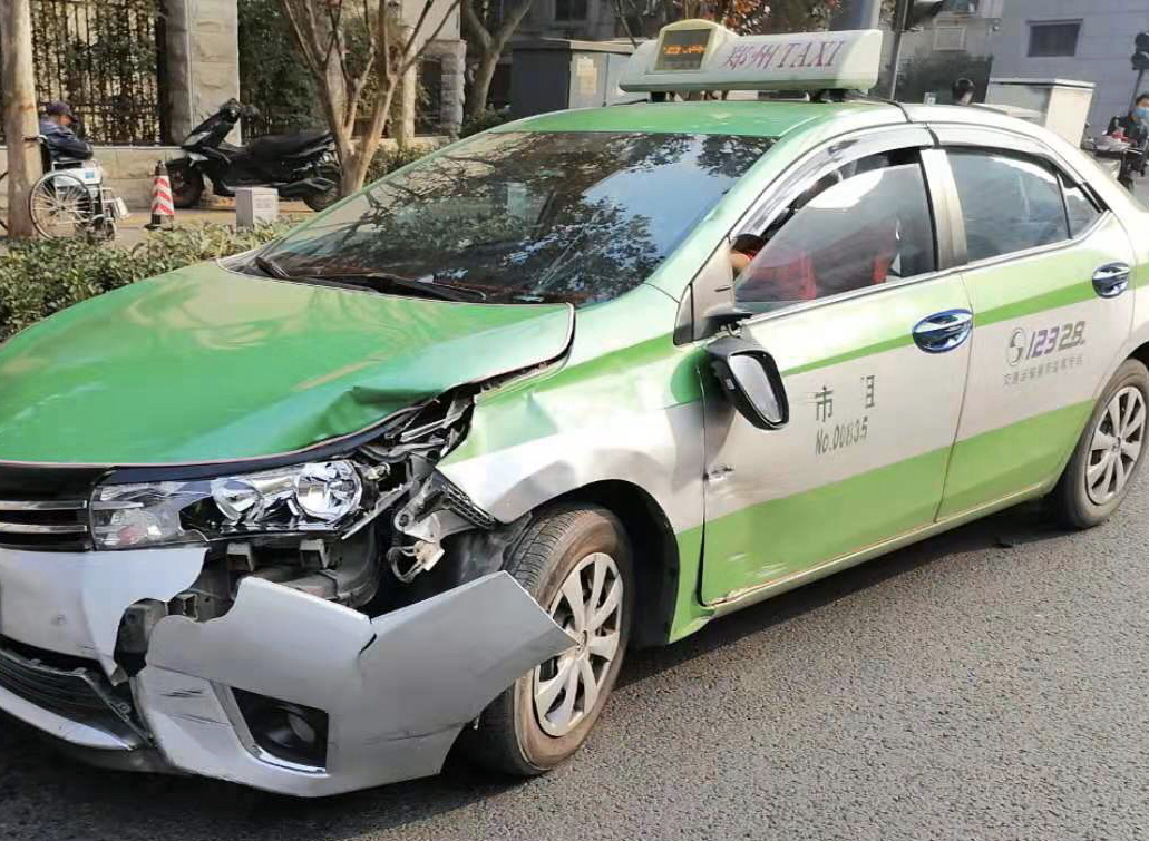 出租车撞上电动车一人头破血流一人腰部扭伤