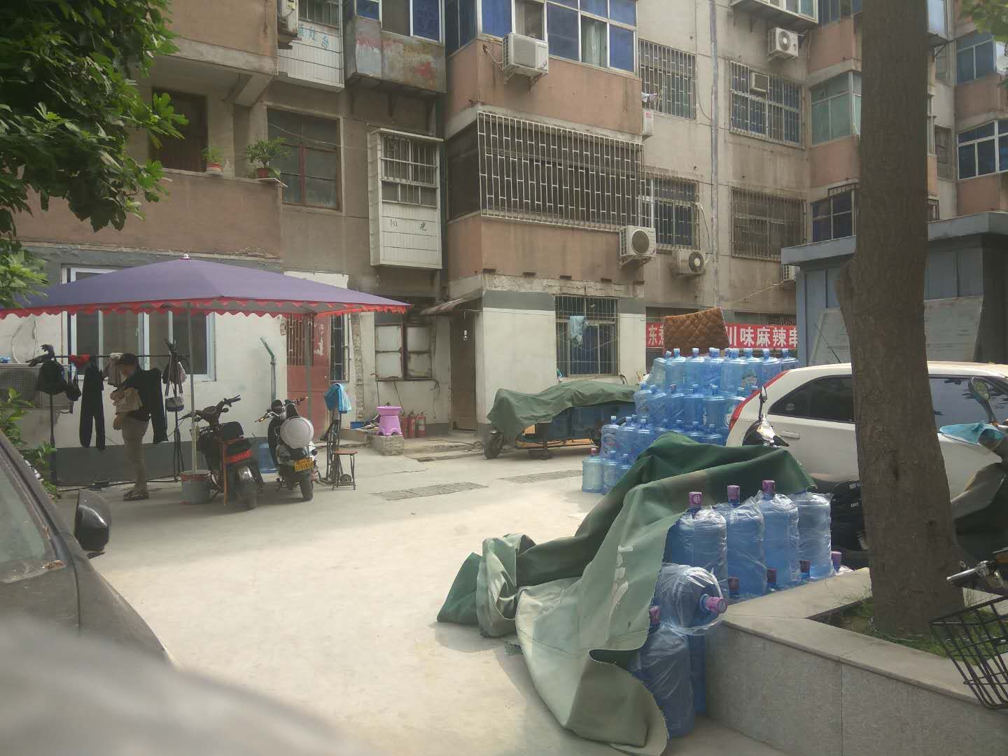 郑州管城区砖牌坊街1号院为啥没人管？小区车位被“占”，公共用地被“占”