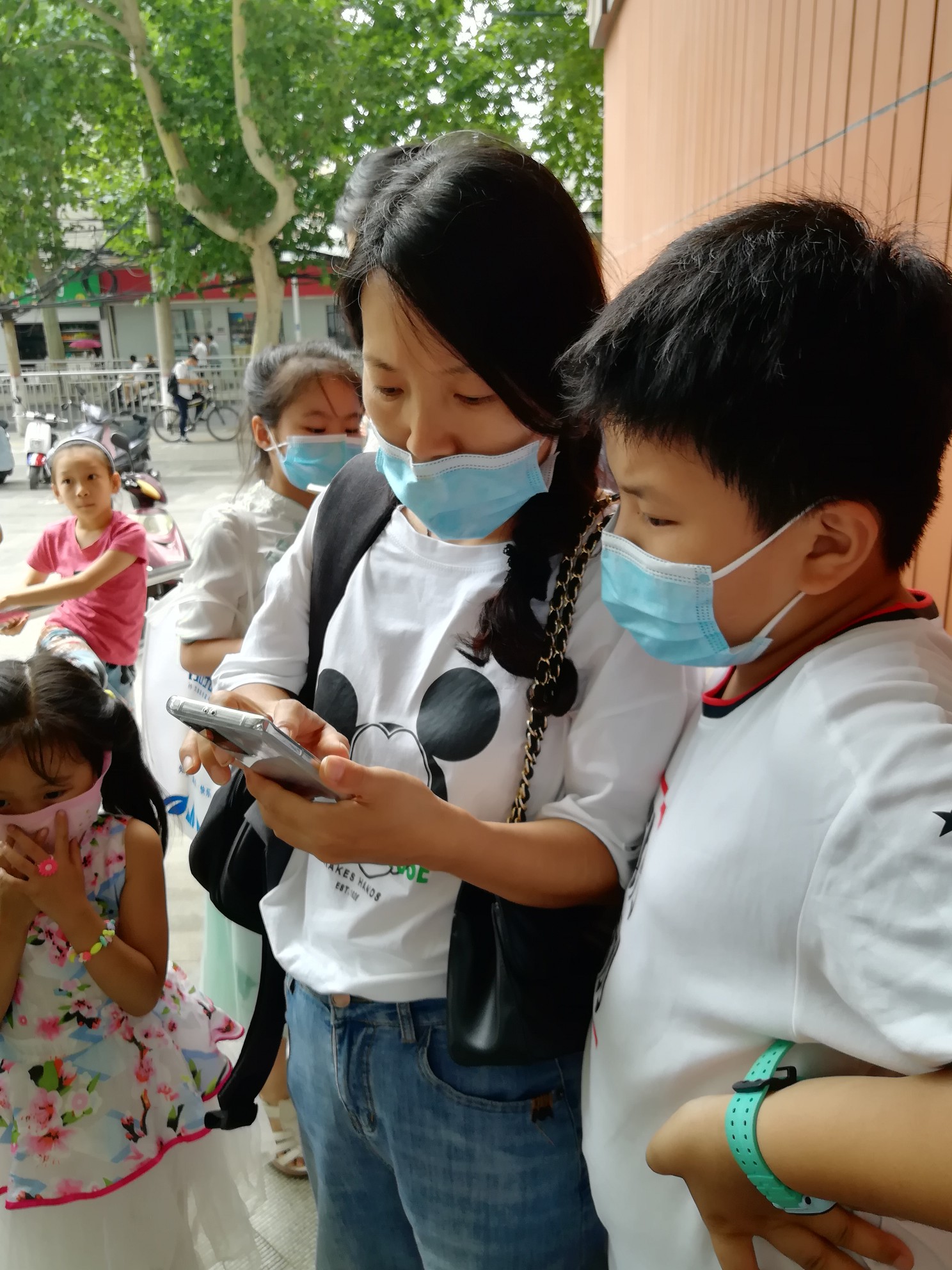 图书馆歧视6岁以下儿童？河南少年儿童图书馆“限流规定”遭质疑