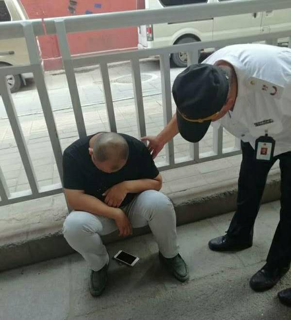 法制|男子正骑车突发疾病晕倒 所幸被及时发现送医