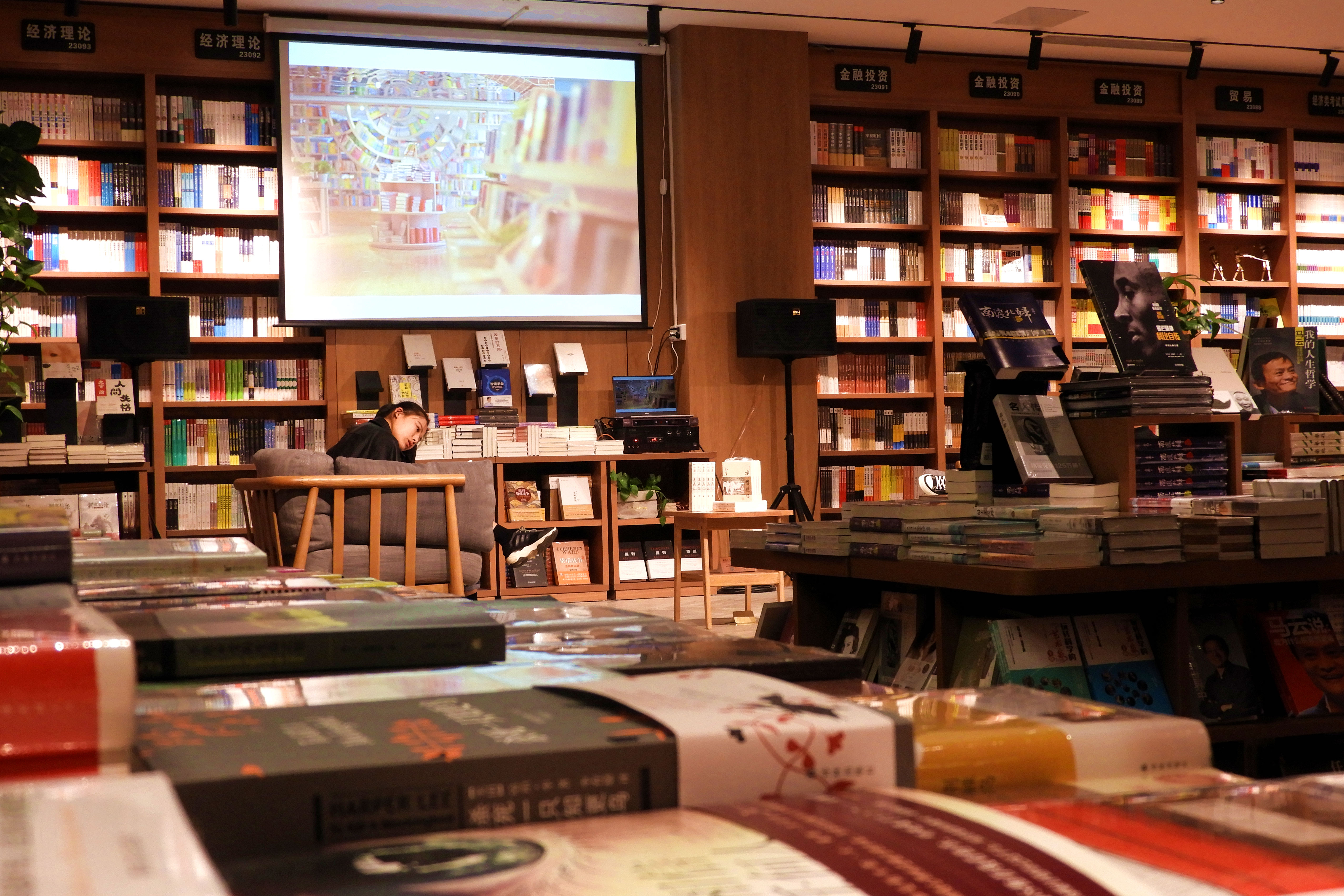 郑州东区最大复合式书店开业出彩中原特色文创展区成亮点