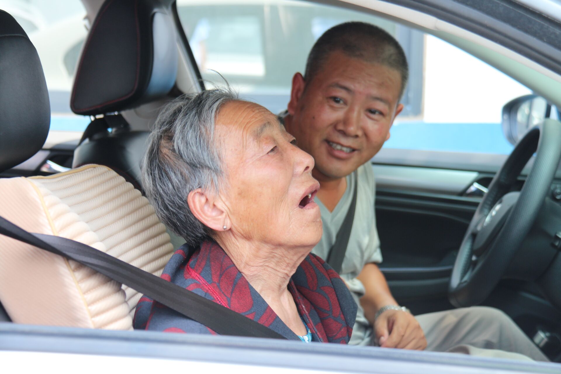 移动互联网|《带妈妈跑滴滴 他险遭投诉后被赞》后续｜ 孝心胡师傅获“榜样”称号 滴滴奖励2000元现金