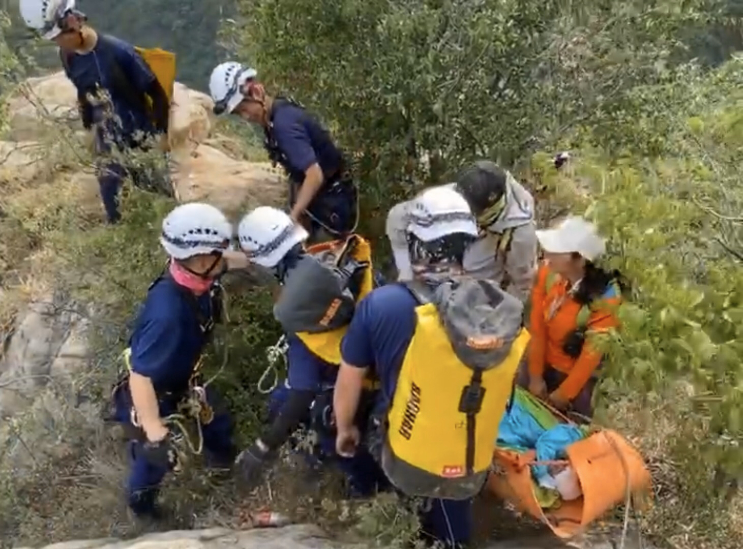 嵩山女子登嵩山坠崖后被树拦下，救援人员紧急营救，6小时后伤者被抬下山