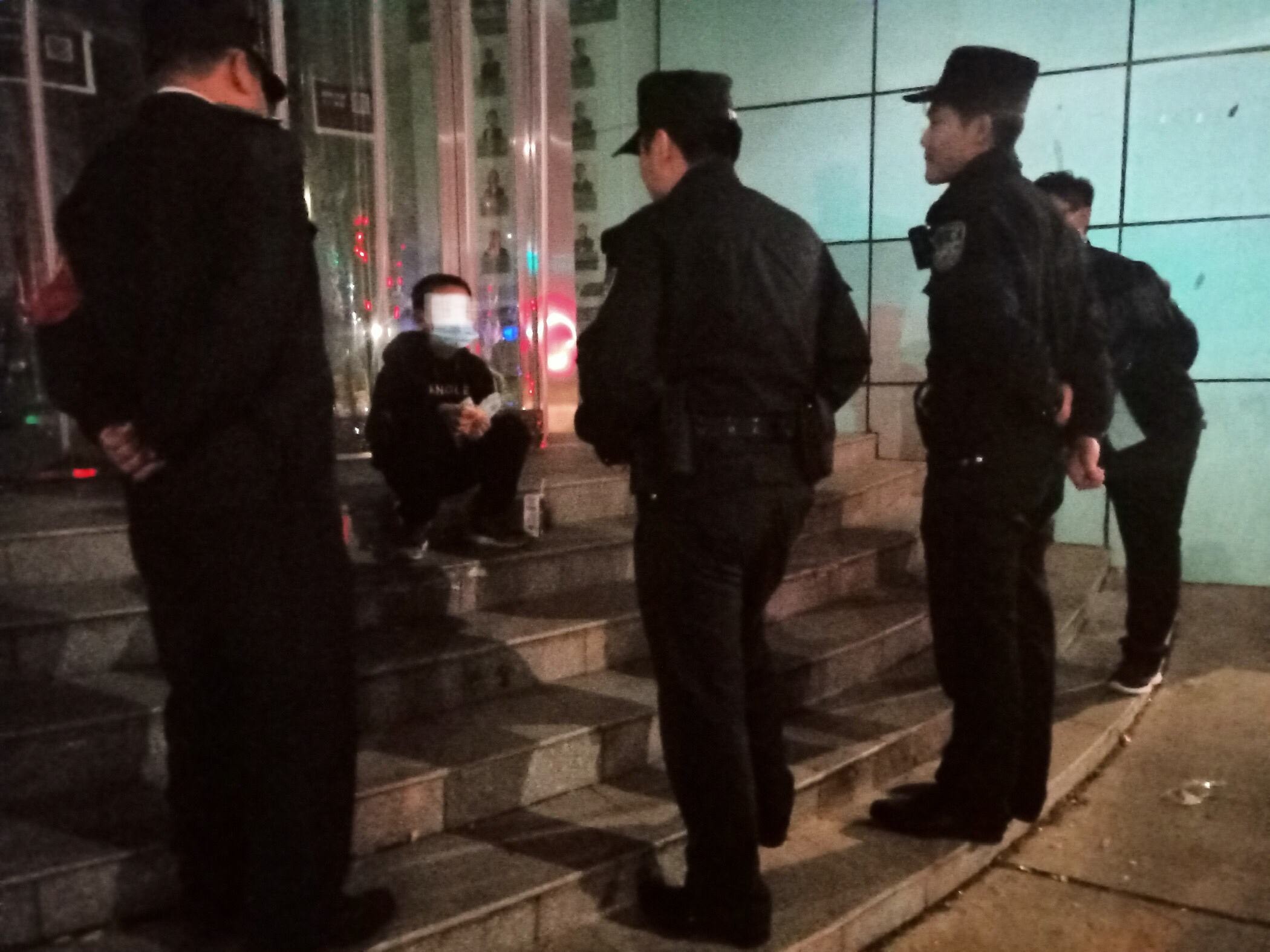 |难忍父亲责骂，9岁少年带着行李箱夜间离家出走，多亏遇到他们