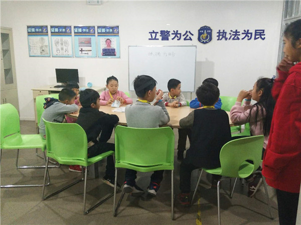 郑州经开区外国语小学组织学生开展社会职业体