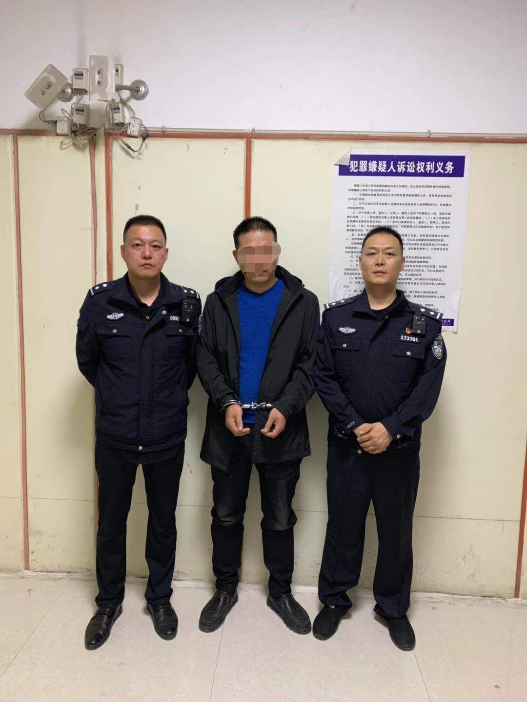 "我是警察,正在抓捕逃犯,请大家配合.