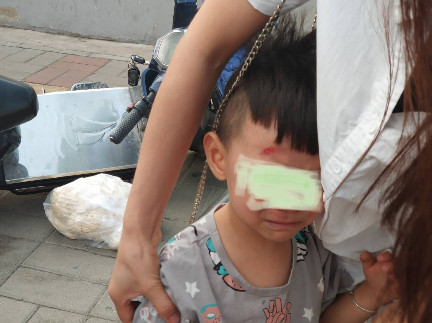 人行道|男子骑电动车上了人行道，3岁男童被撞伤