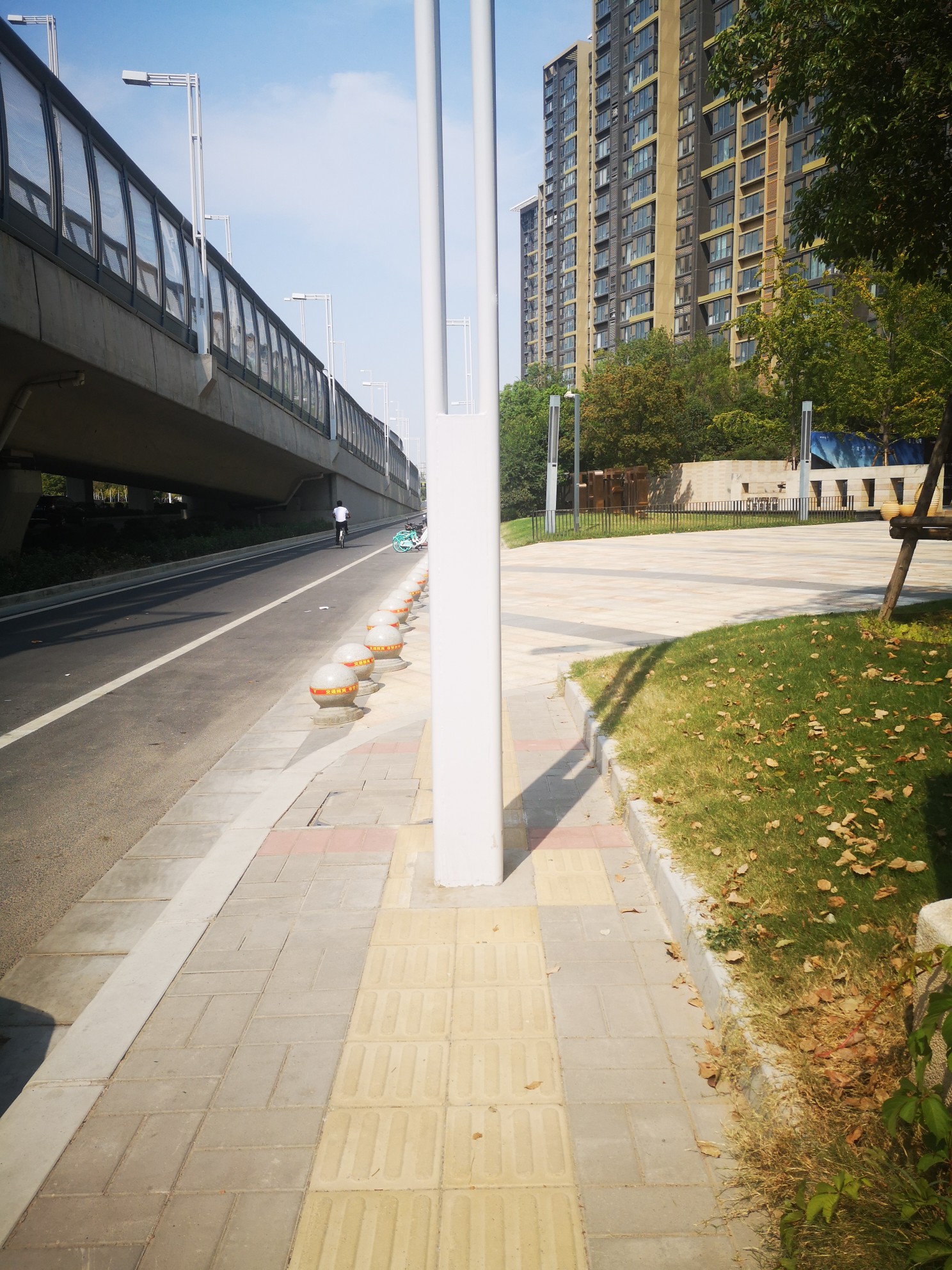盲道|郑州北三环一400米路段 10多根灯杆“抢占”盲道