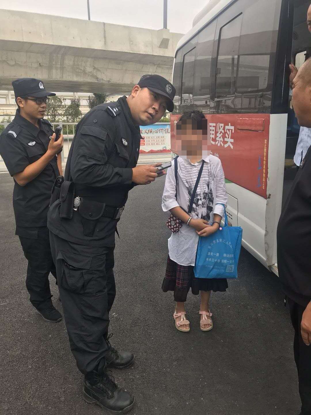 |放假看好孩子！10岁小女孩出门玩耍不料迷了路