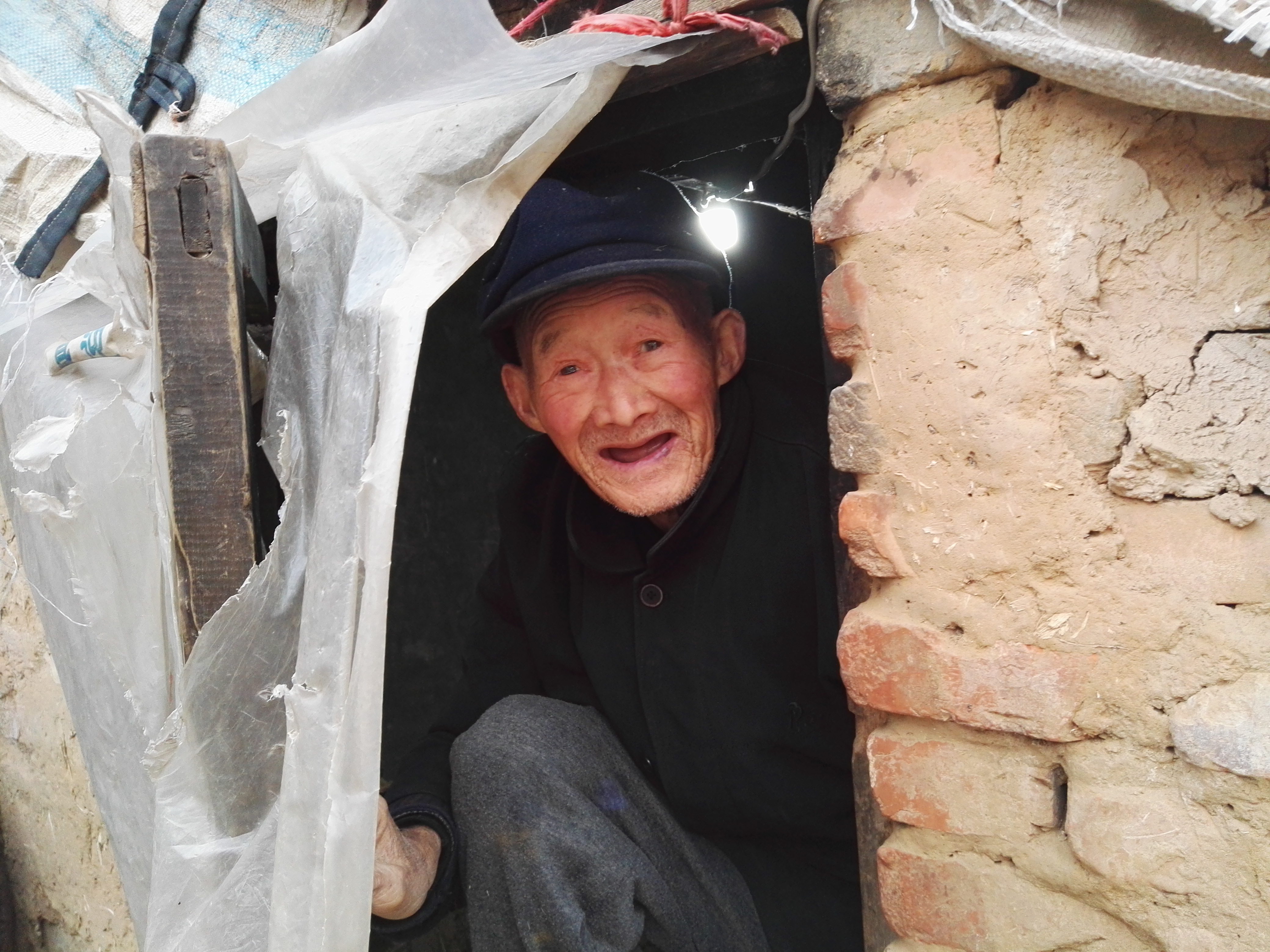 许昌鄢陵85岁老人窝棚内坚持编柳筐70年一个筐能用半辈子