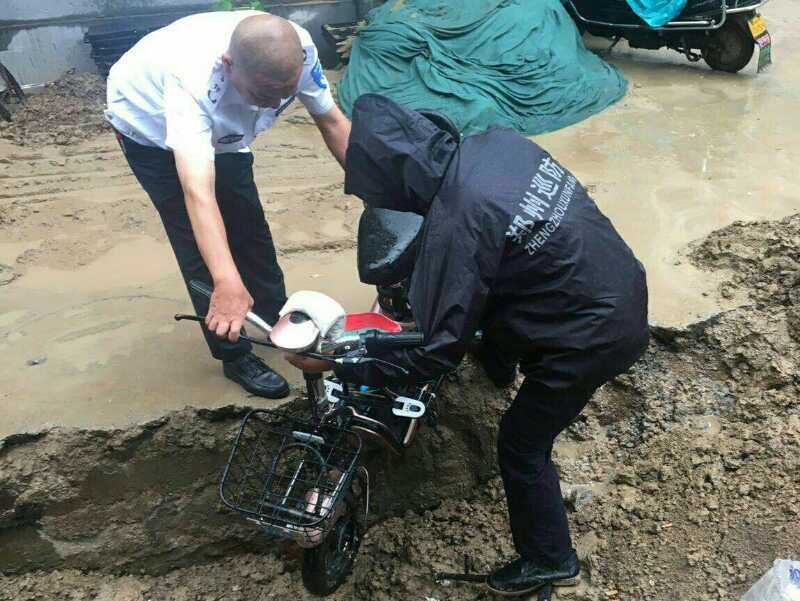 社会万象|因下雨道路泥泞 郑州一女子连人带车掉入沟中?