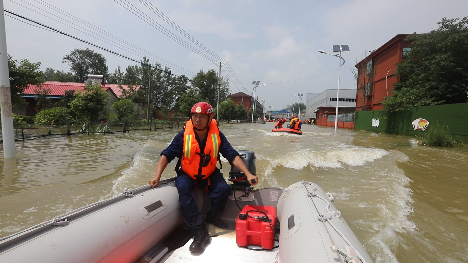 橡皮艇|“铁嗓门”喊哑，滚滚急流中救出二百余人!—— 记河南省开封市消防救援支队抗洪突击队总指挥刘成利