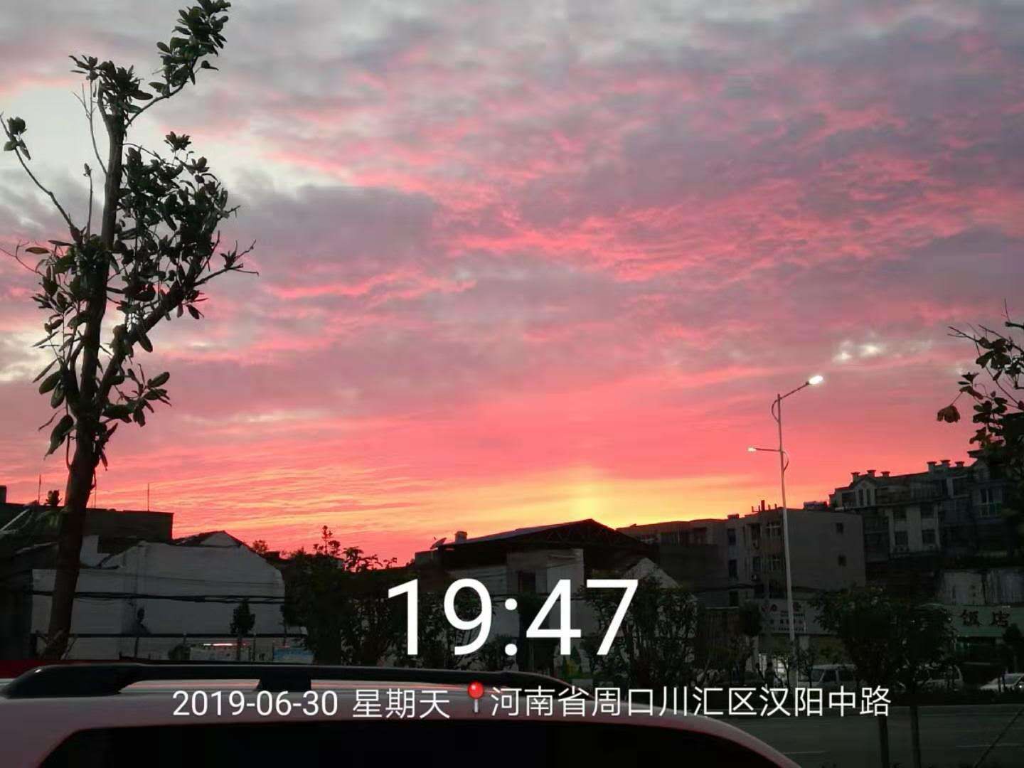 傍晚时分,赤霞满天,喧嚣了一天的城市渐渐安静下来,火红的霞光映照在