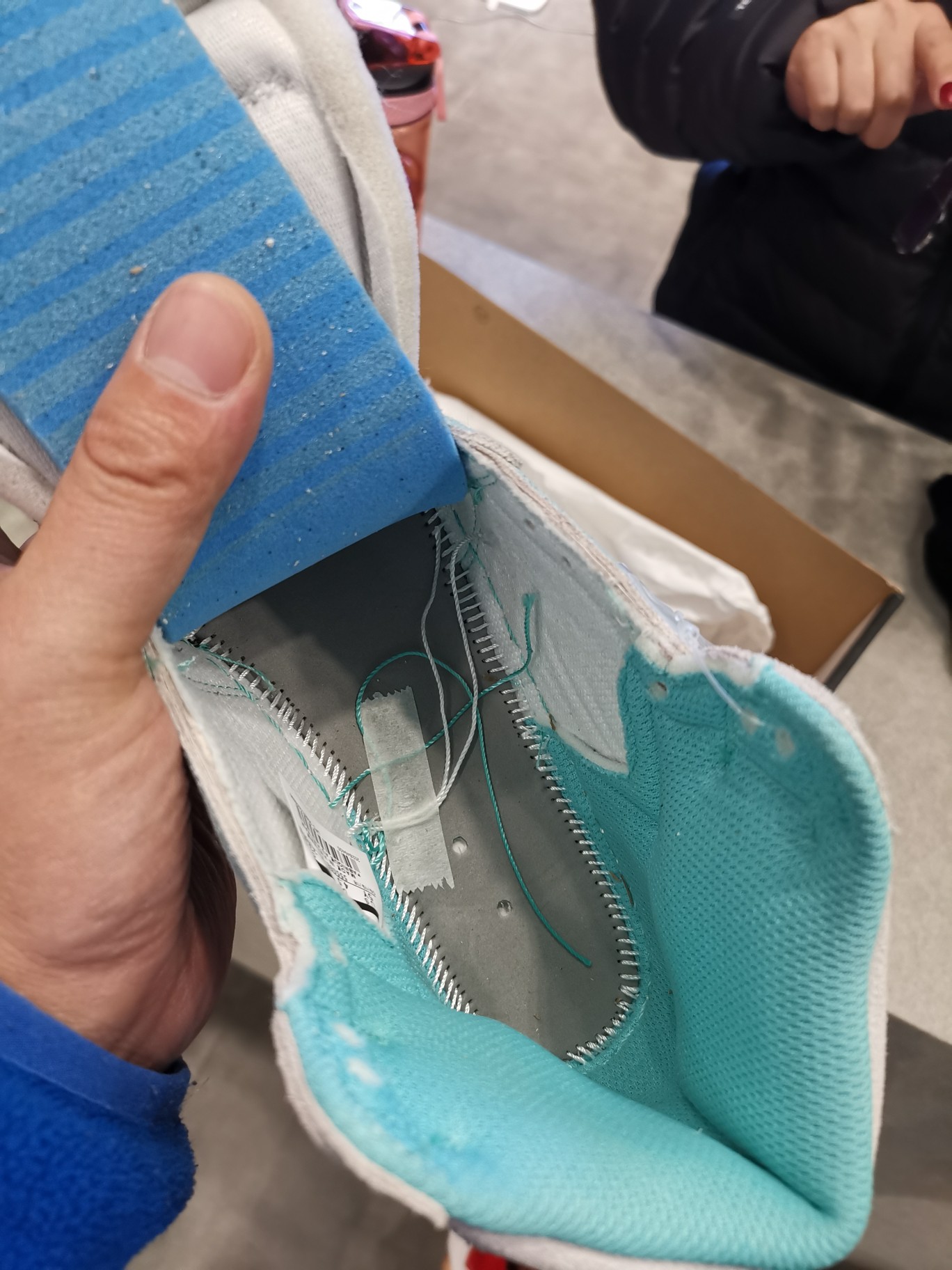 假货当成正品卖、和执法人员躲猫猫，这家adidas nike折扣店什么打了“折扣”?