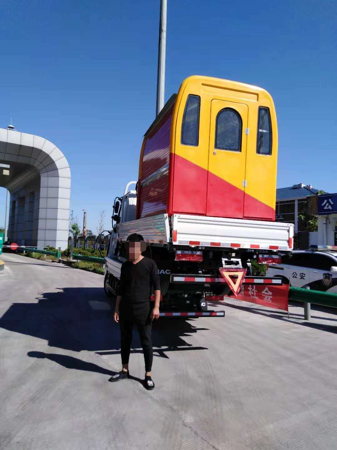 安阳高速上货车背货车车上还有一座楼