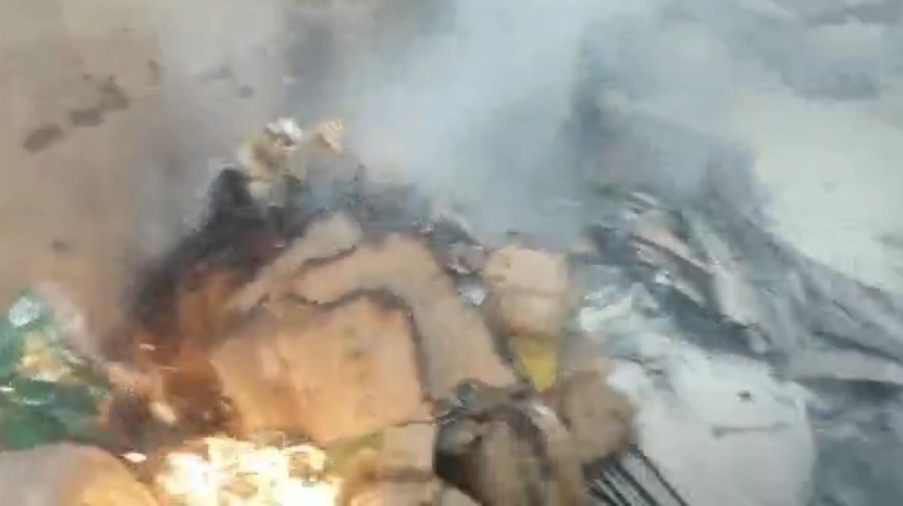 |好险！因居民私拉乱扯电线引燃楼下杂物