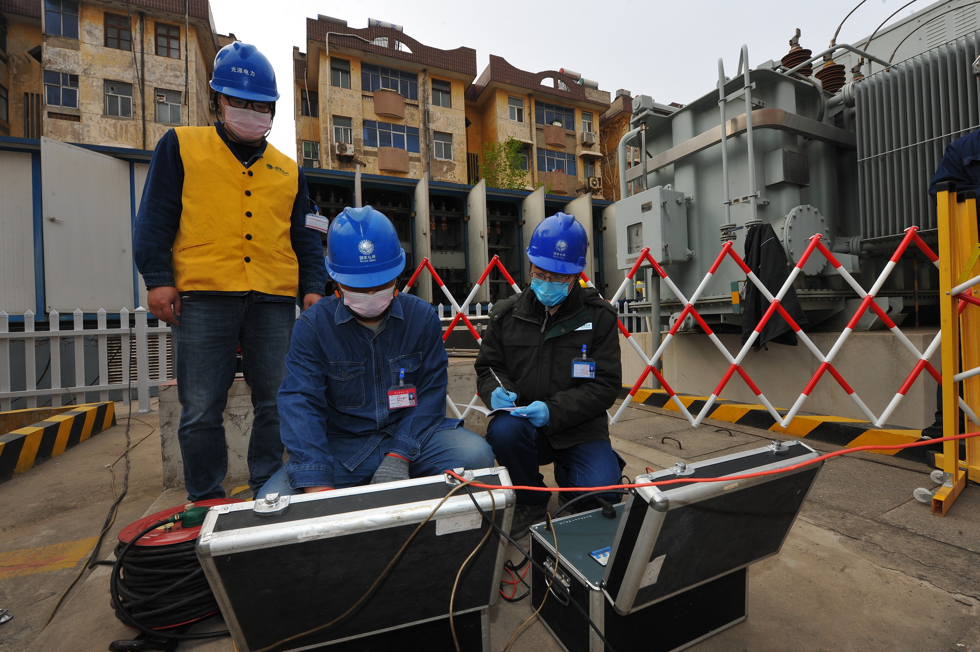 一投多用还不停电孟州市供电公司环网春检重民生