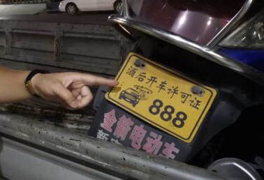 摩托车|交警遇上“奇葩男”！自以为挂个“酒后开车许可证”牌就能酒驾
