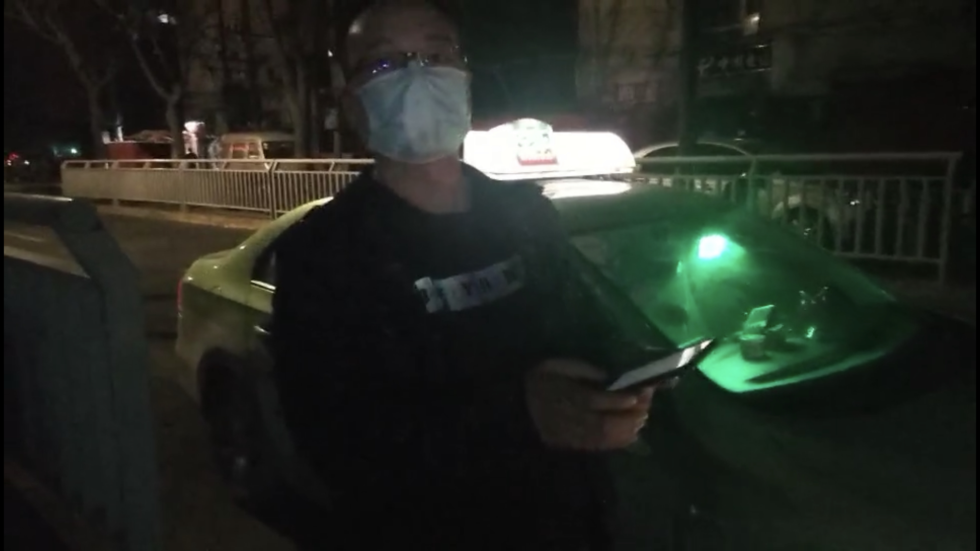 『』好心的哥捡到手机 托热心人找失主