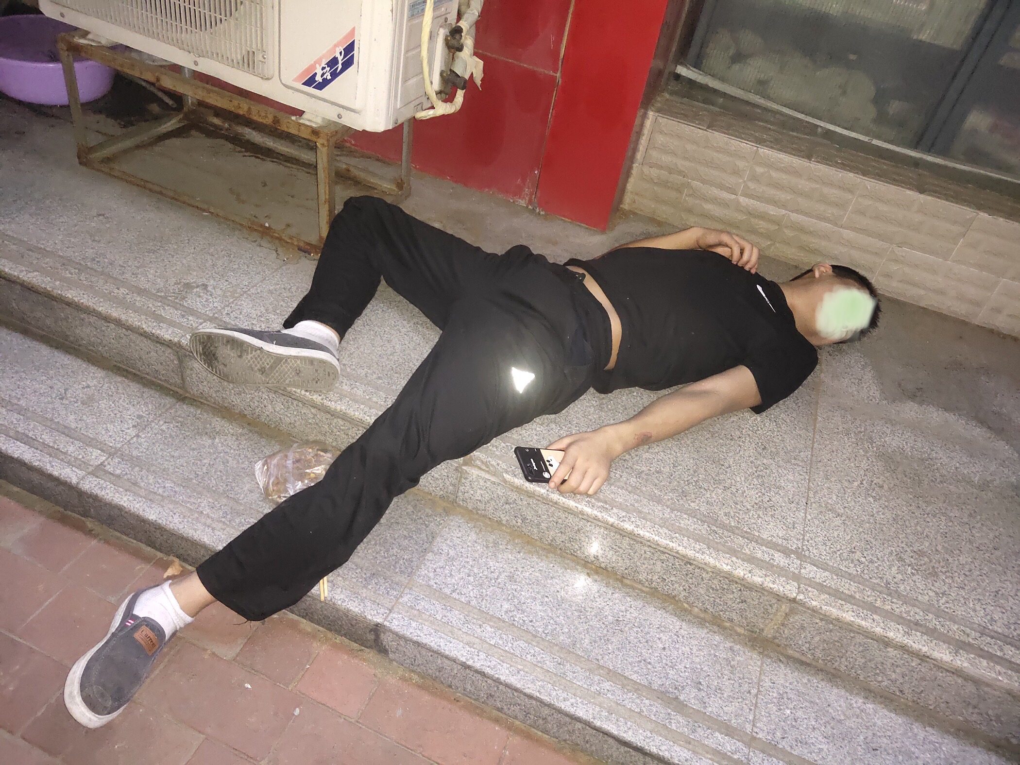 贵州男子来郑找工作受挫借酒消愁醉倒街头