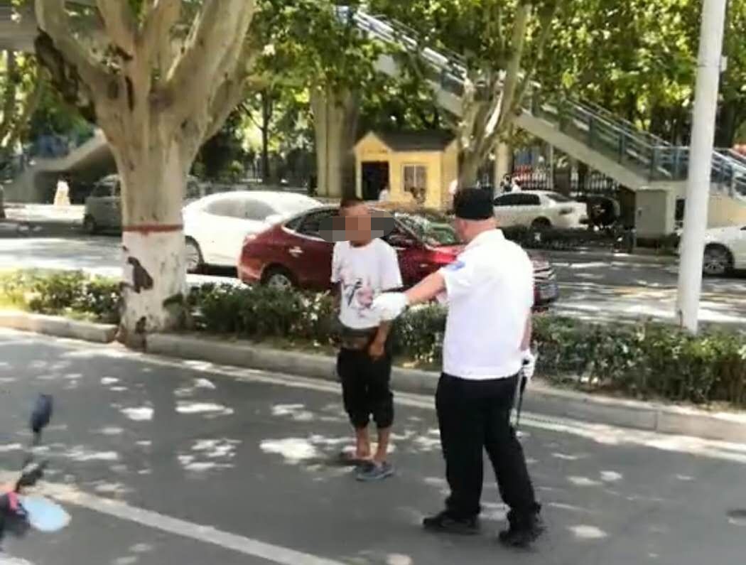 电动汽车|抓现形！男子酒后偷车得手 车撞石柱上后被巡逻人员识破