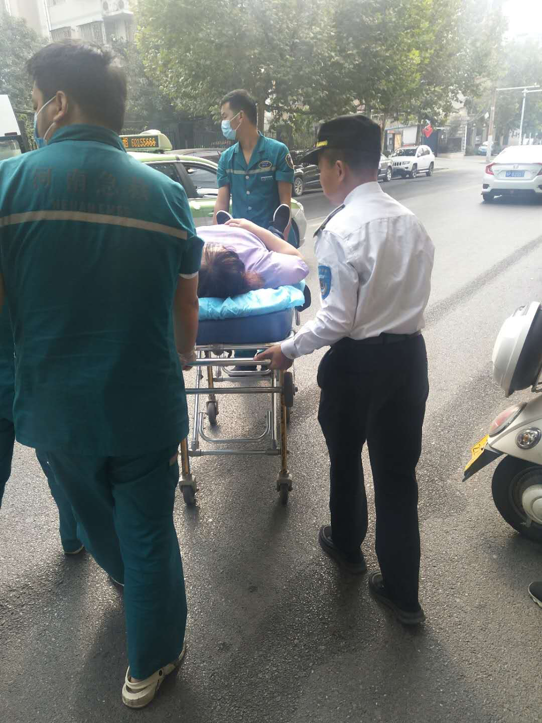 |路边车突然开门，骑电动车女子撞晕了