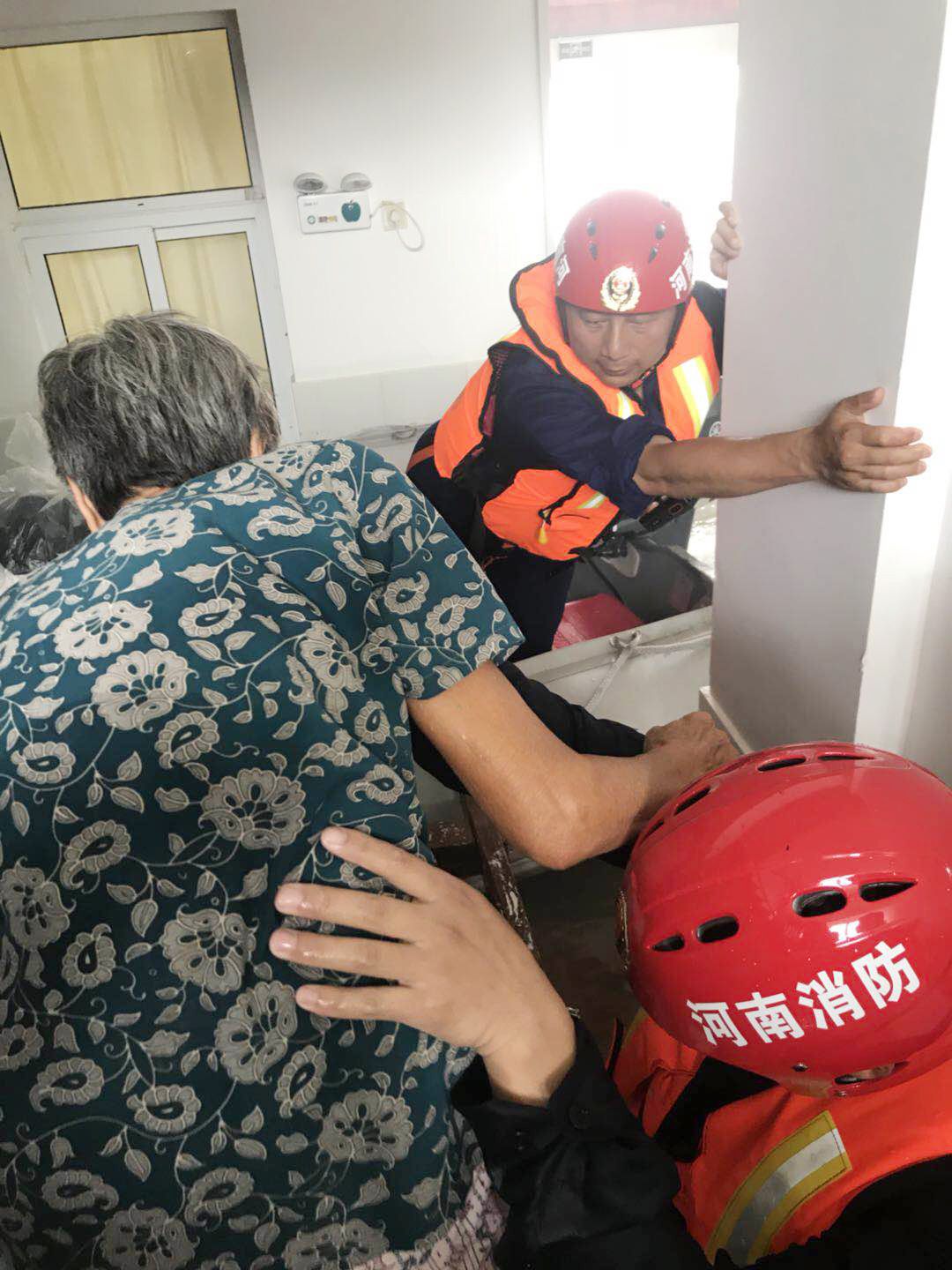 橡皮艇|“铁嗓门”喊哑，滚滚急流中救出二百余人!—— 记河南省开封市消防救援支队抗洪突击队总指挥刘成利