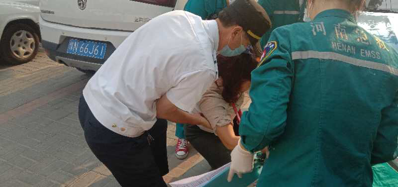 法制|开车门惹祸，骑车女子被撞倒后摔得头破血流