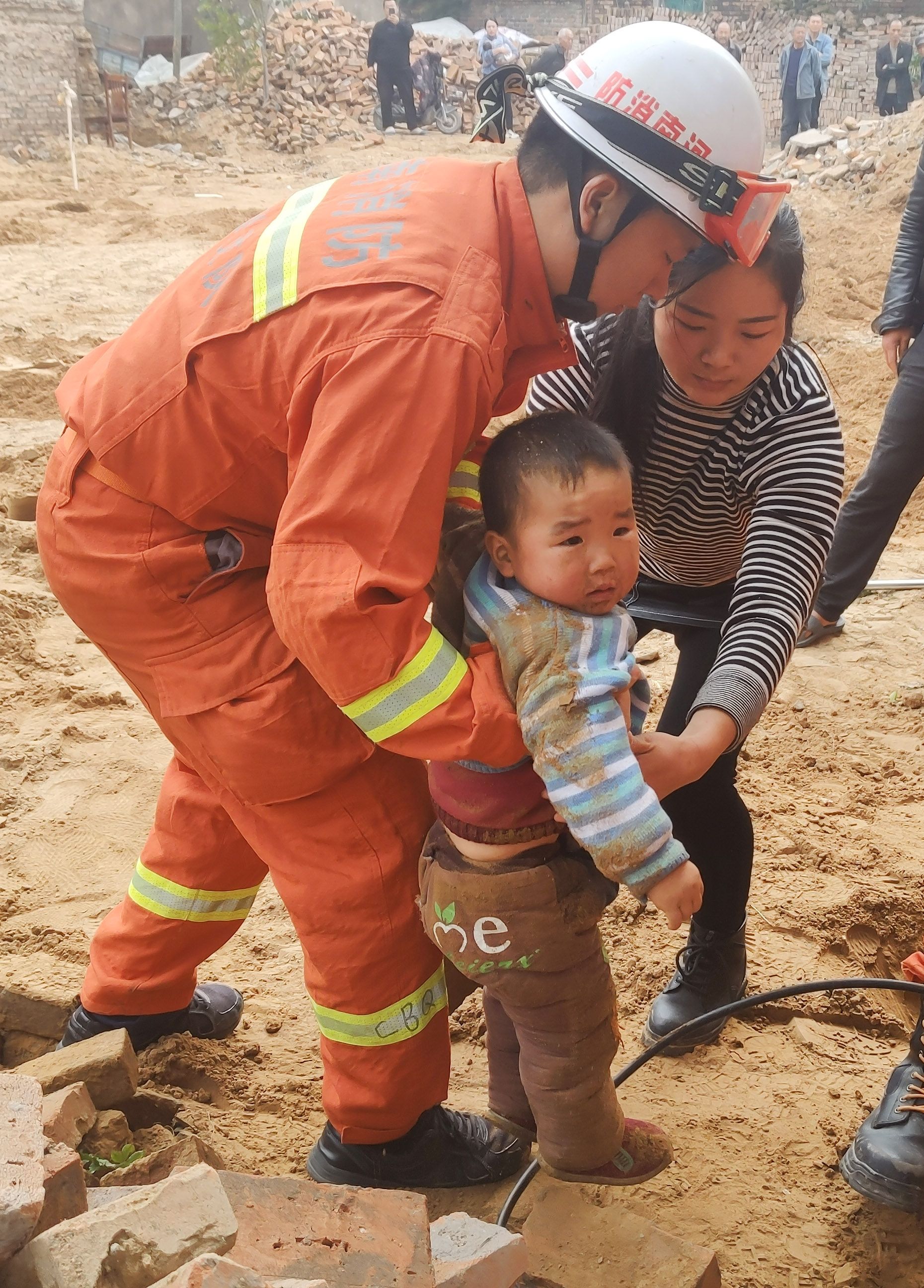 |开封尉氏：2岁娃走着走着不见了，地坑中传来哭啼声!