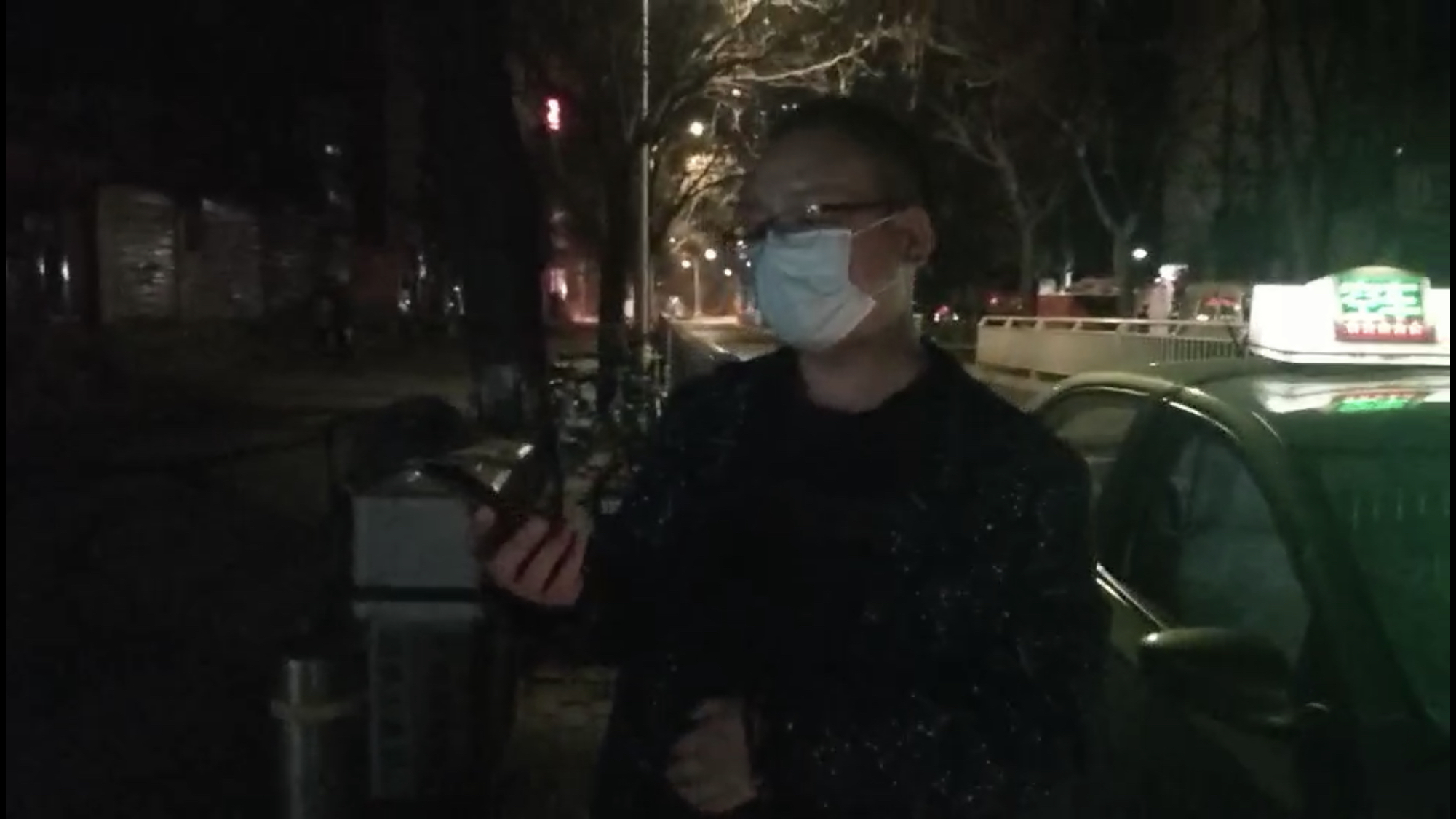 『』好心的哥捡到手机 托热心人找失主