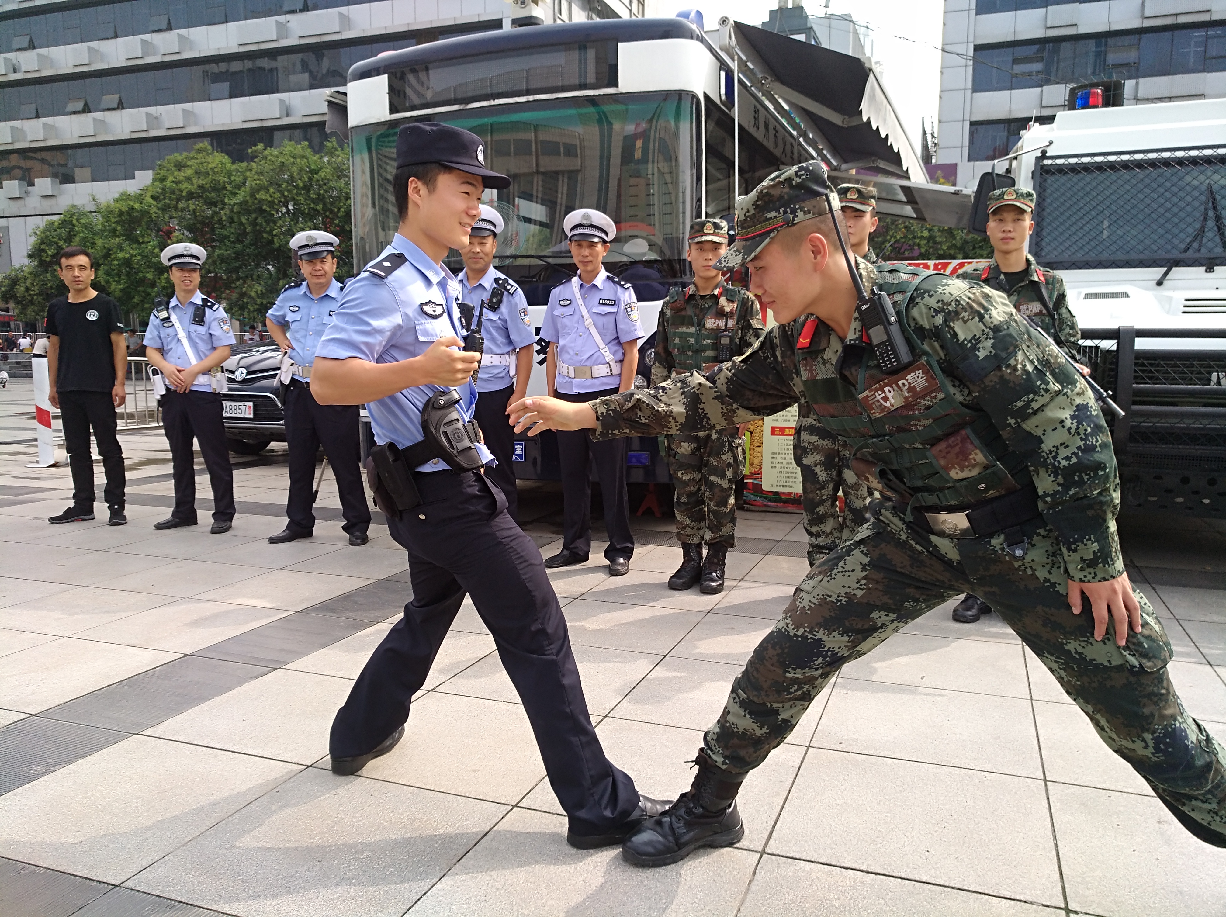 军警联合执法图片