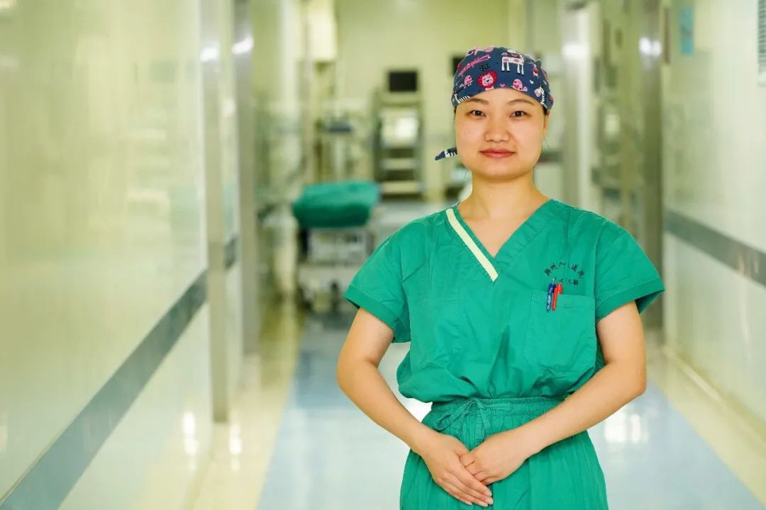 地铁|郑州一小伙地铁口突然倒地浑身抽搐，他们直接冲了上去……