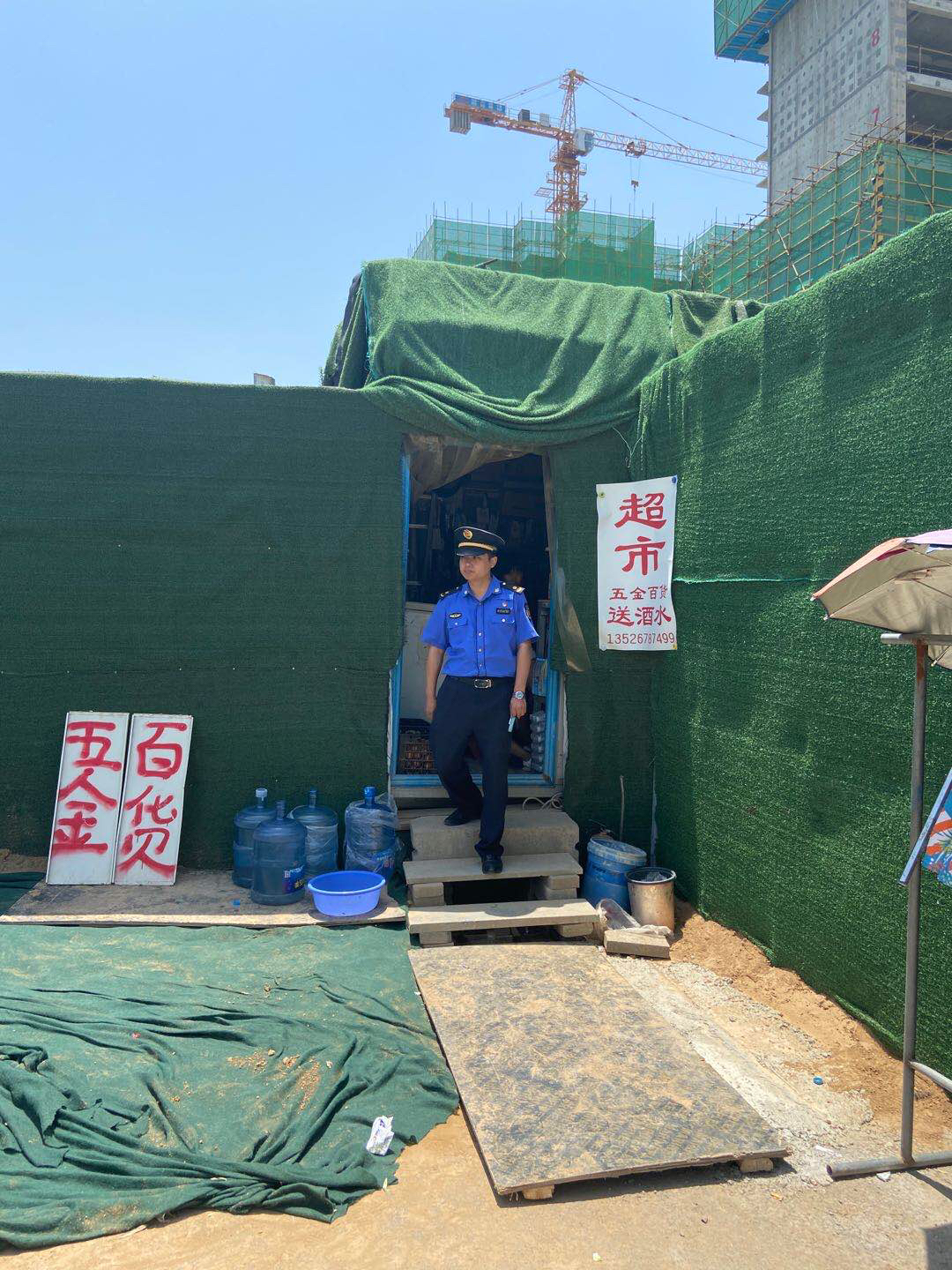 法制|修路遇到“拦路虎”，郑州城管及时清除