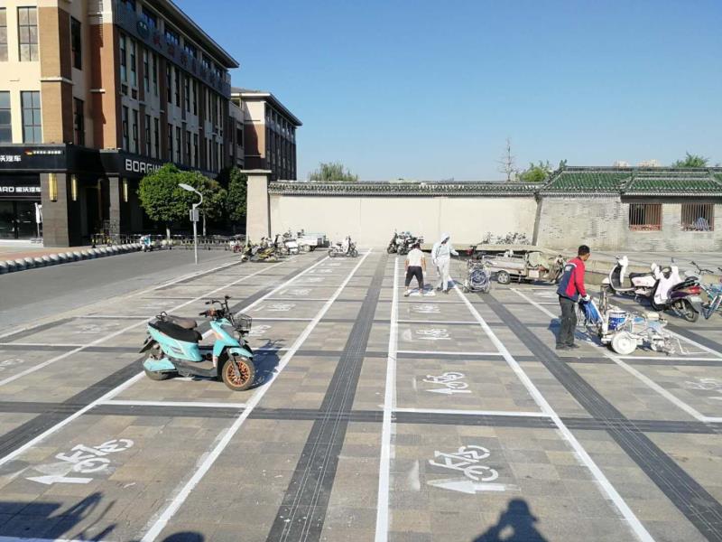 示范区城管局规范划线让非机动车停放守规矩