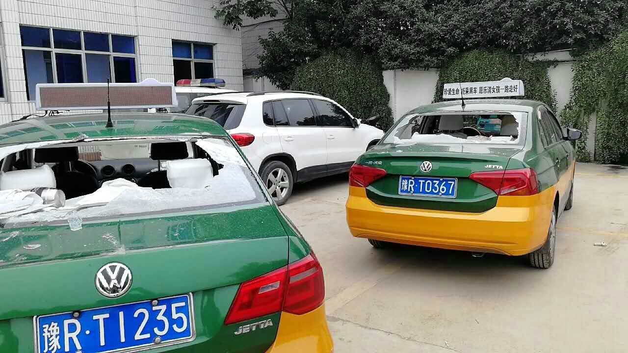 南阳街头20多辆出租车深夜被砸究竟是谁下此毒手